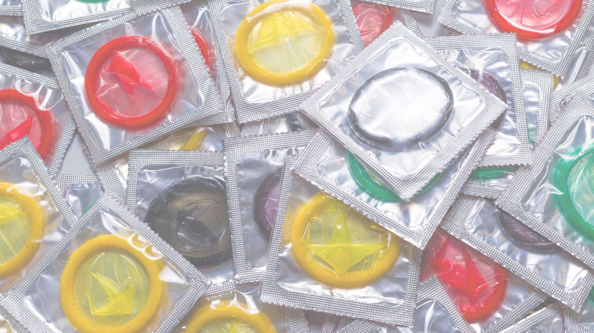 Němka tajně partnerovi propíchla kondomy. Dostala trest za sexuální napadení